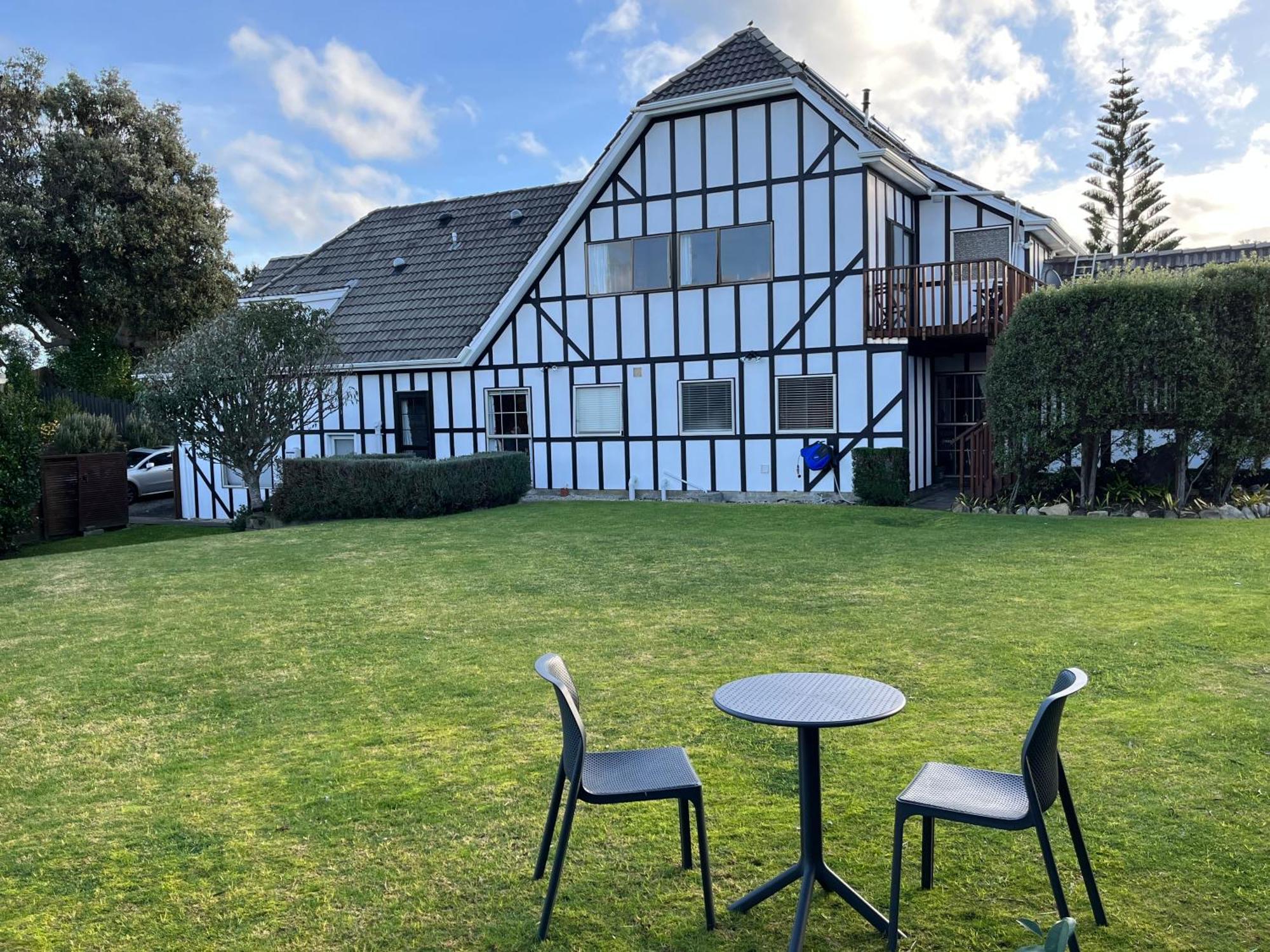 פאראפאראומו Tudor Manor Bed & Breakfast מראה חיצוני תמונה