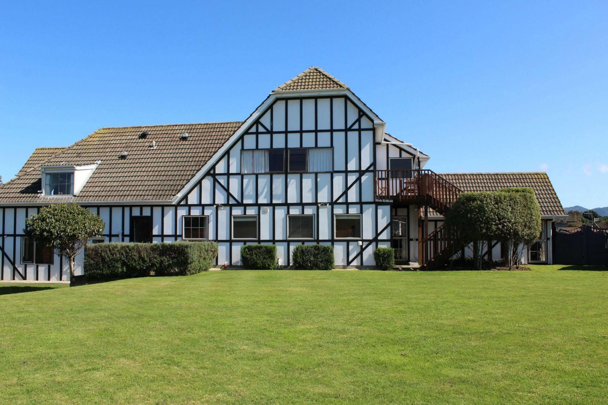 פאראפאראומו Tudor Manor Bed & Breakfast מראה חיצוני תמונה