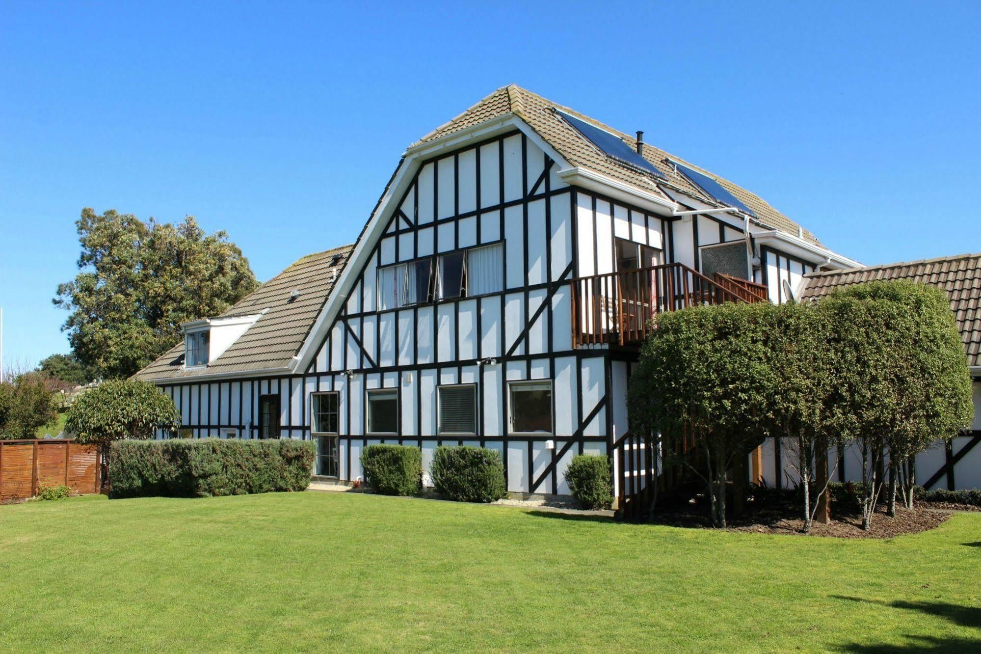 פאראפאראומו Tudor Manor Bed & Breakfast מראה חיצוני תמונה